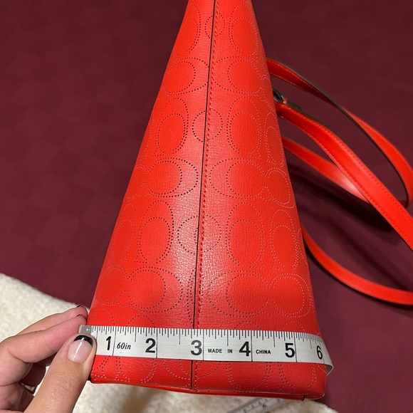 Coach NWOT Gallery tote bag in perforated Miami red, brand new - Picture 16 of 16